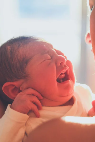 Noworodek Płaczący Ramionach Matki — Zdjęcie stockowe