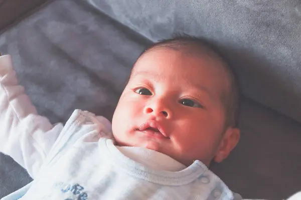 Neugeborenes Liegt Mit Offenen Armen Auf Einem Grauen Sofa Lächelt — Stockfoto