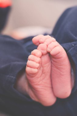 Bebeğin ayakları bitişik ve mavi pantolon