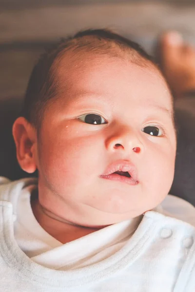 Gesicht Des Neugeborenen Mit Offenen Augen Weißer Haut Und Schwarzen — Stockfoto