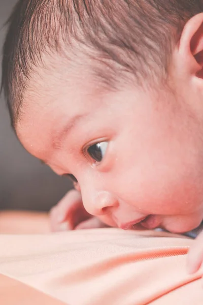 Gesicht Des Neugeborenen Mit Dem Gesicht Nach Unten Blick Geradeaus — Stockfoto