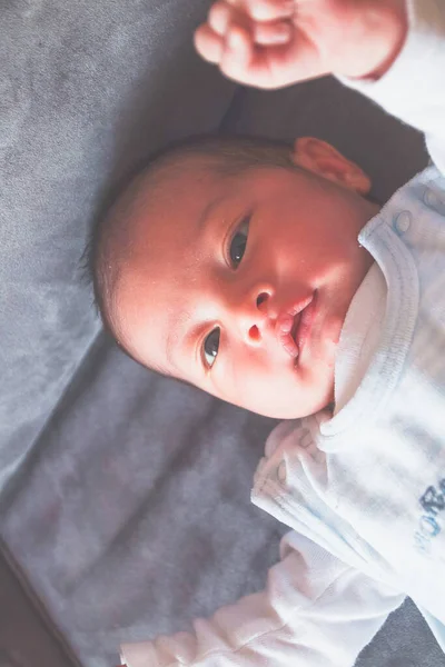 Neugeborenes Baby Liegt Mit Offenen Armen Schwarzen Augen Und Weißer — Stockfoto