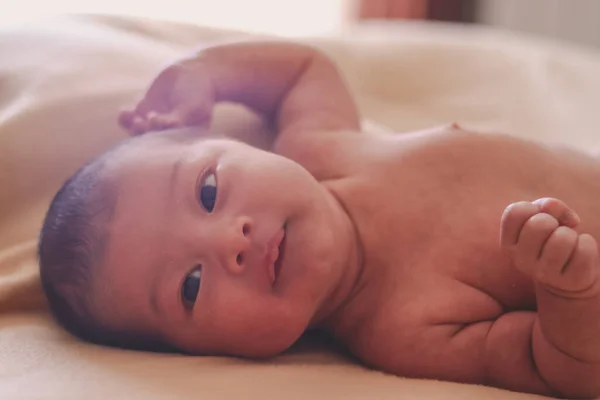 Unbekleidetes Neugeborenes Mit Erhobenen Armen — Stockfoto