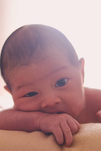 Gesicht Des Neugeborenen Das Die Kamera Blickt Mit Der Linken — Stockfoto