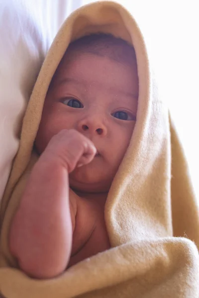 Recién Nacido Acostado Con Los Ojos Abiertos Mano Izquierda Cara —  Fotos de Stock
