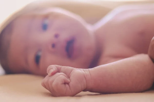 Neugeborenes Baby Fasst Hand — Stockfoto