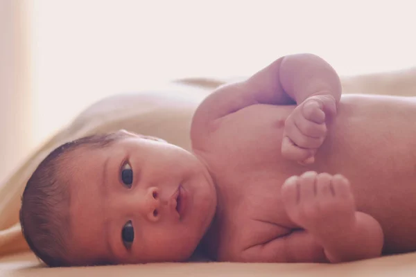Neugeborenes Auf Der Seite Liegend Unbekleidet Und Die Kamera Blickend — Stockfoto