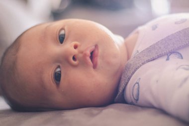 Yeni doğmuş bebek yüzü açık gözlerle