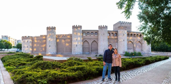 Casal Adulto Latino Visitando Palácio Aljaferia Zaragoza Espanha — Fotografia de Stock
