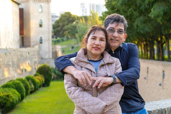 Casal Latino Abraçando Sorvendo Olhando Para Câmera Lado Fora Palácio — Fotografia de Stock