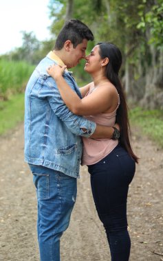 Heteroseksüel çift doğada romantik bir şekilde sarılıyor.