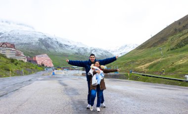 Mayıs ayında Astun dağlarında doğayı kucaklayan genç bir aile anne sevgiyle bebeğini kucağına alır..