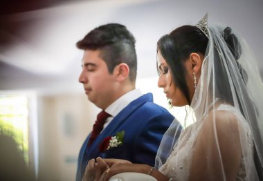 Güzel bir çift, düğün törenlerinde birbirlerine sevgi ve mutluluk saçarak içtenlikle yemin ederler..