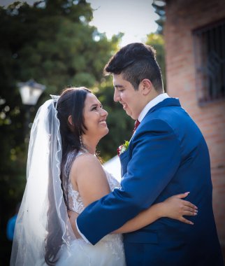 Birbirlerine aşık olan iki genç insan, açık hava düğünlerinde samimi bir anı paylaşıyorlar..