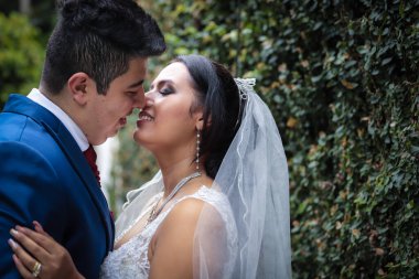 Yumuşak güneş ışığı altında, neşeli bir çift, şefkatli bir öpücük paylaşır..