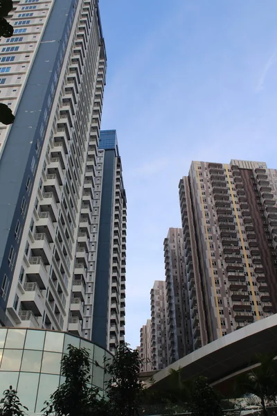 Medan şehrinin ortasındaki yüksek binaların fotoğrafı.