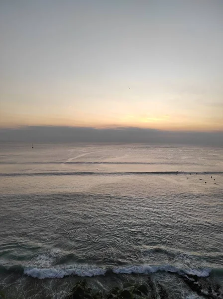 Gün batımı manzaralı sakin okyanus manzarası