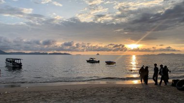 Sahilde gün batımı manzarası
