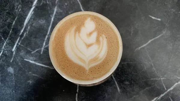 Masada Picollo kahvesi dolu renkli bardaklar.