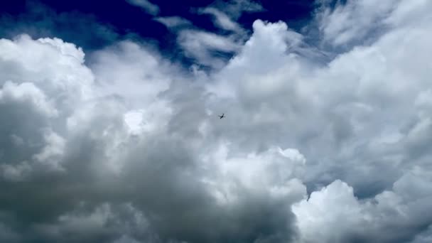带着蓝天在云中飞行的飞机 — 图库视频影像