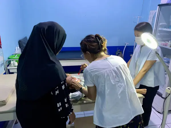 Endonezya - Sibolga, 13 Mei 2024 Doktor bebeği klinikte muayene ediyor.