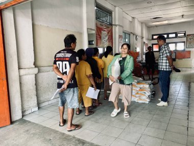 Endonezya - Sibolga, 19 Haziran 2024 Sibolga Postanesi 'nde 10 kilo gıda yardımı almak için kuyruğa girdi