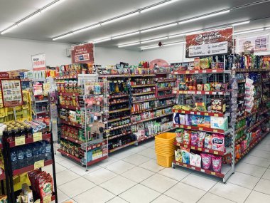 Endonezya - Sibolga, 20 Haziran 2024 Sergilenen birçok farklı malın bulunduğu bir dükkan