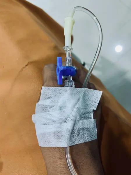 Eline serum takılmış birinin eli.