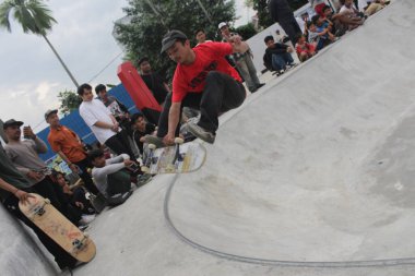 Bir kaykaycı Endonezya 'da numaralar yapıyor - Medan, 21 Haziran 2024