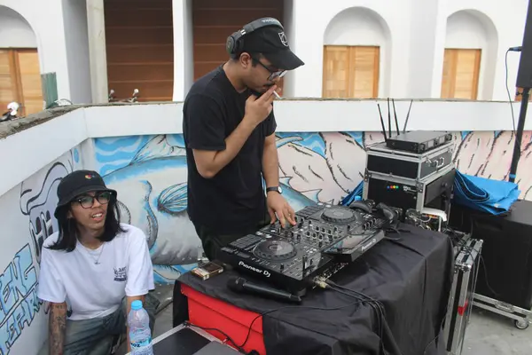 Asyalı bir adam go-board günü kutlamasında DJ 'lik yapıyor. Endonezya - Medan, 21 Haziran 2024