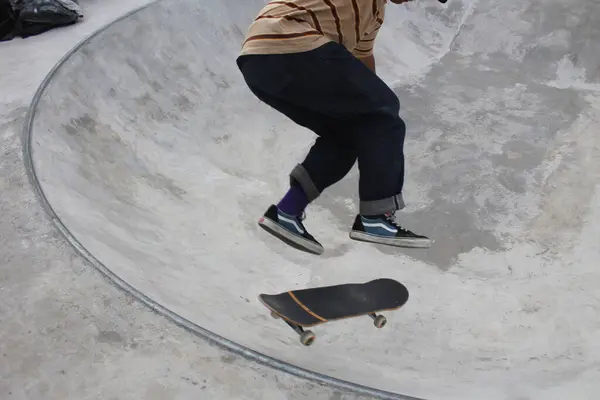 Bir kaykaycı Endonezya 'da numaralar yapıyor - Medan, 21 Haziran 2024