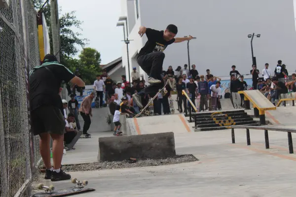 Bir adam, 21 Haziran 2024 'te Endonezya' daki kaykay günü etkinliğinde kaykay numaralarını sergiliyor.