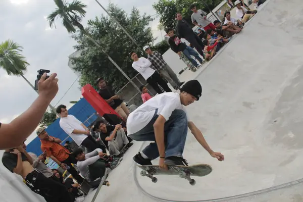 Bir kaykaycı Endonezya 'da numaralar yapıyor - Medan, 21 Haziran 2024