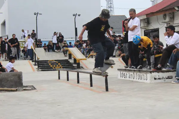 Asyalı bir adam kaykay günü kutlamasında tırabzanda kaykay numarası yapıyor. Endonezya - Medan, 21 Haziran 2024