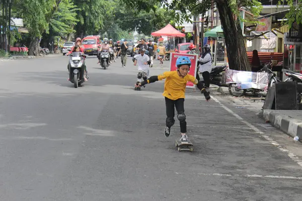 Asyalı bir adam kaykay günü kutlaması için sokakta kaykaya biniyor. Endonezya - Medan, 21 Haziran 2024