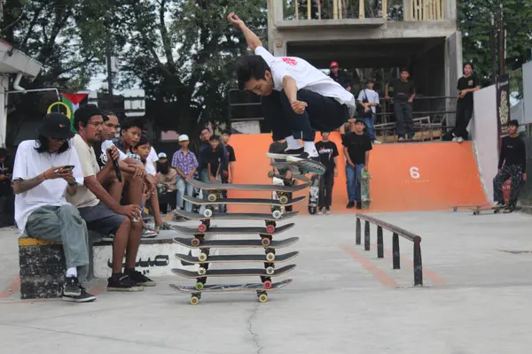 Endonezya 'da 21 Haziran 2024' te kaykay günü düzenlenerek kaykay sporu yapan bir adam var.