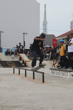 Asyalı bir kaykaycı raylarda numaralar yapıyor. Endonezya - Medan, 21 Haziran 2024