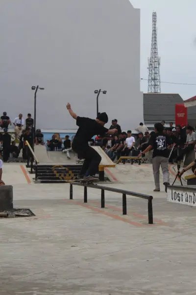 Asyalı bir kaykaycı raylarda numaralar yapıyor. Endonezya - Medan, 21 Haziran 2024