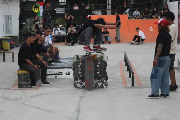 Bir kaykaycı istiflenmiş kaykay üzerinde numaralar yapıyor. Endonezya - Medan, 21 Haziran 2024