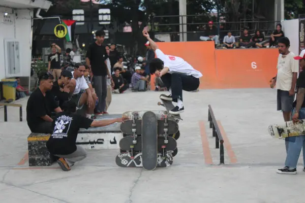 Bir kaykaycı istiflenmiş kaykay üzerinde numaralar yapıyor. Endonezya - Medan, 21 Haziran 2024