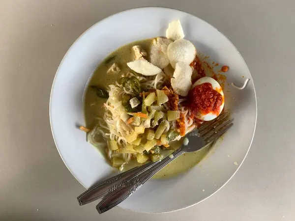 Masada bir tabak Lontong eriştesi..