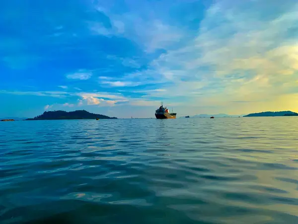 Okyanusta mavi gökyüzü olan bir tanker gemisi.