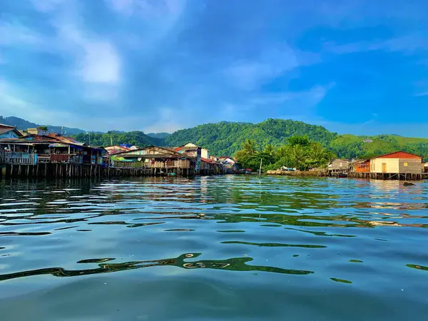Deniz suyunun üzerindeki balıkçıların evlerinin manzarası