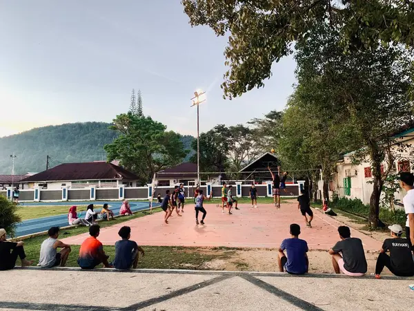 Bir grup Asyalı genç voleybol oynuyor. Endonezya, Pandan, 13 Temmuz 2024
