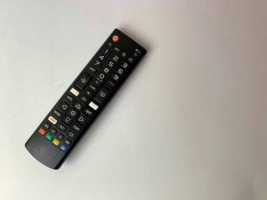 Beyaz arkaplanda bir televizyon kumandası.