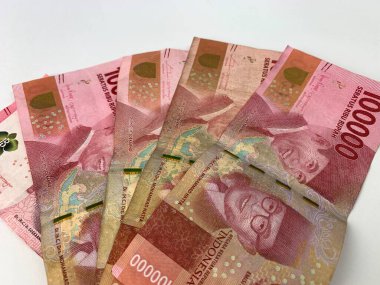 Beş parça Endonezya para birimi değeri 100.000 rupi..