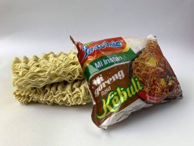 Beyaz arka planlı Indomie Mi Goreng aromalı bir paket Kebuli, Endonezya 'da en çok satan hazır eriştelerden biridir. Endonezya, Sibolga, 10 Ağustos 2024