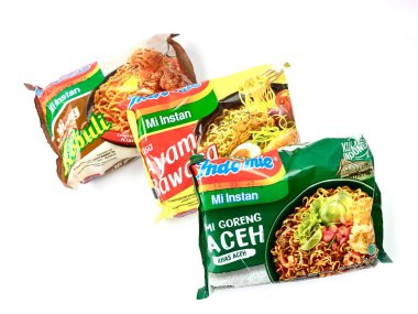 Üç paket farklı aromalı Indomie, Endonezya 'nın en çok satan hazır eriştelerinden biri. Endonezya, Sibolga, 10 Ağustos 2024.