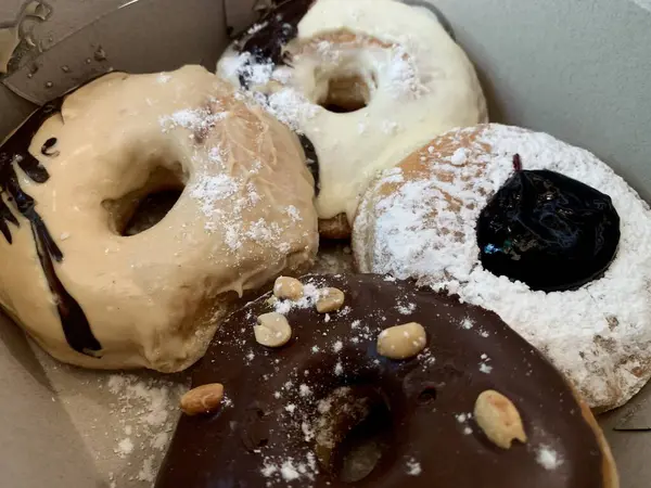 Pudra şekeri ve çikolatalı bir kutu çörek..