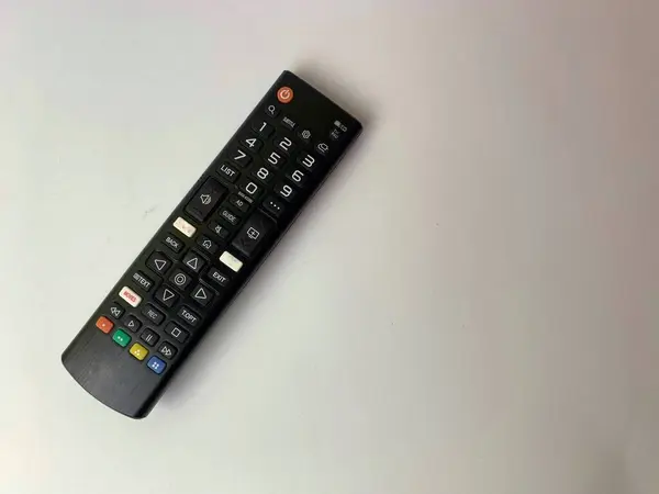 Beyaz arkaplanda bir televizyon kumandası.